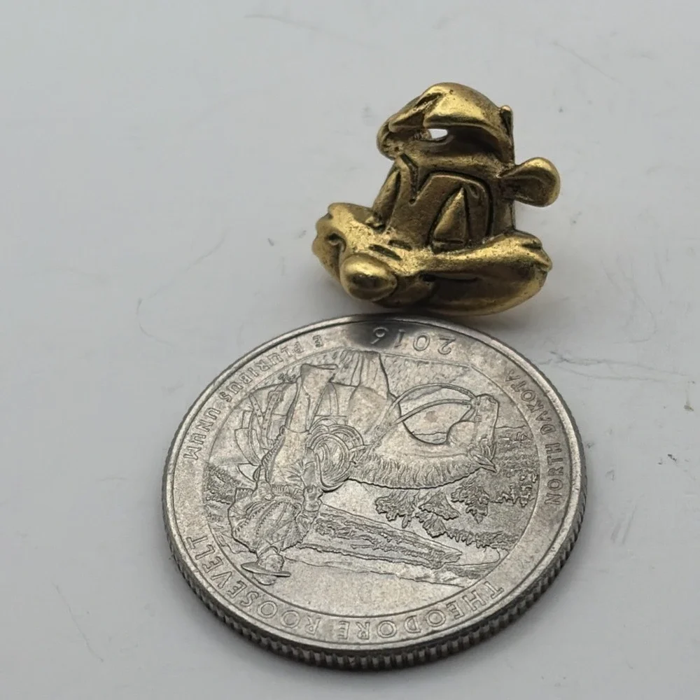 1992 Looney Tunes Pepe‎ Le Pew Head Warner Bros Gold Tone Lapel Hat Pin